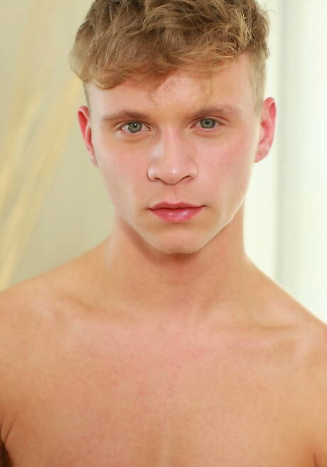 El joven estadounidense Max Ryder se desnuda y muestra su bonito trasero