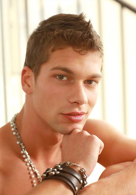 El musculoso húngaro Julien Hussey se desnuda y muestra su bonito trasero