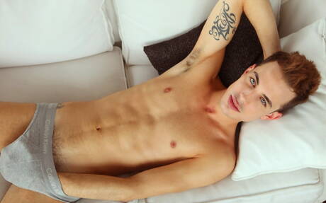 Hunk Raul get naked and showing his butt