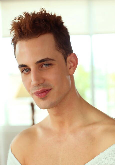 Hunk Raul get naked and showing his butt