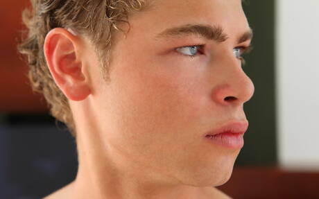 Hunky guy Justin posing naked and showing nice ass outside