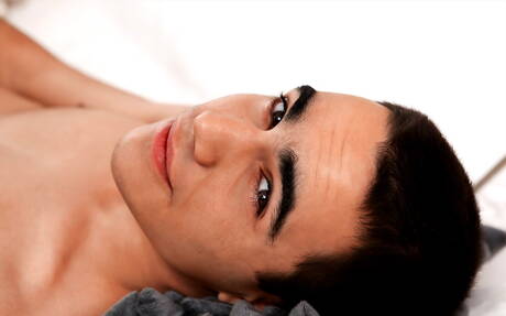 Le jeune Tariq Maiga pose nu et montre ses fesses