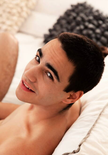 Le jeune Tariq Maiga pose nu et montre ses fesses