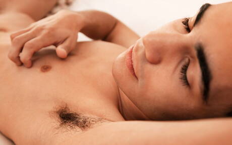 Le jeune Tariq Maiga pose nu et montre ses fesses