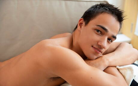 El musculoso Mikk Dancona posando desnudo y mostrando su trasero apretado