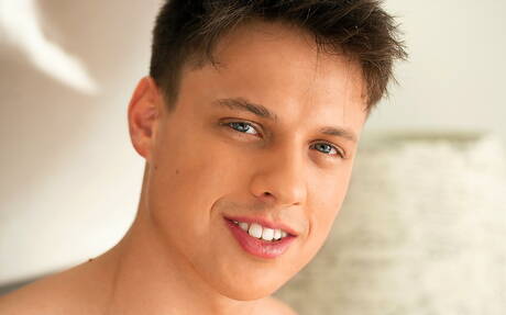 Kulturysta Will Darcy pozuje nago i pokazuje gorący tyłek