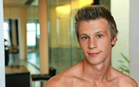 健美選手格里芬菲利普斯裸體擺造型，露出臀部