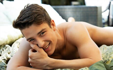 El musculoso checo Phil Jarreau posa desnudo y muestra su culo al aire libre