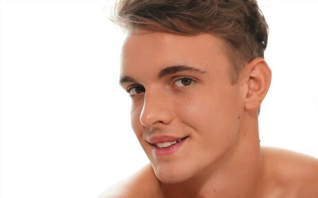 Siłacz Casey Robinson pozuje nago