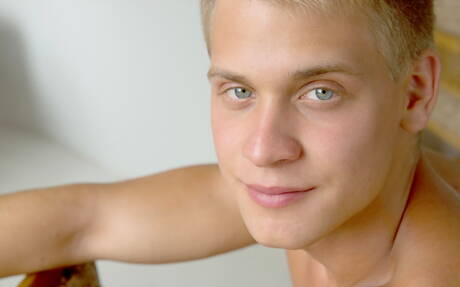 El galán checo Mark Sullivan posa desnudo y muestra su culo caliente