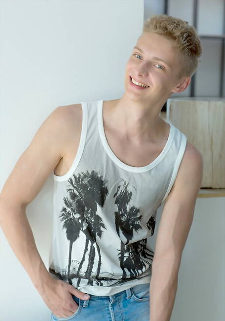 Hunky guy Valery Bykov posing nude and showing nice butt