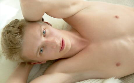 Knappe kerel Valery Bykov poseert naakt en laat zijn mooie kont zien