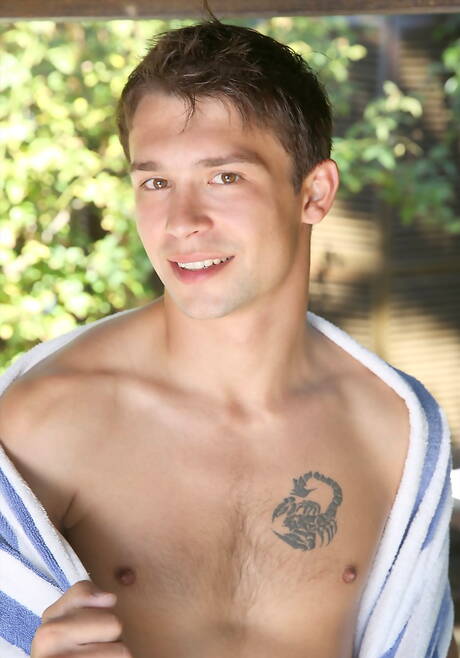 체코의 핫한 트윙크 팀 캠벨이 수영장에서 누드 포즈를 취하고 멋진 엉덩이를 과시하고 있다