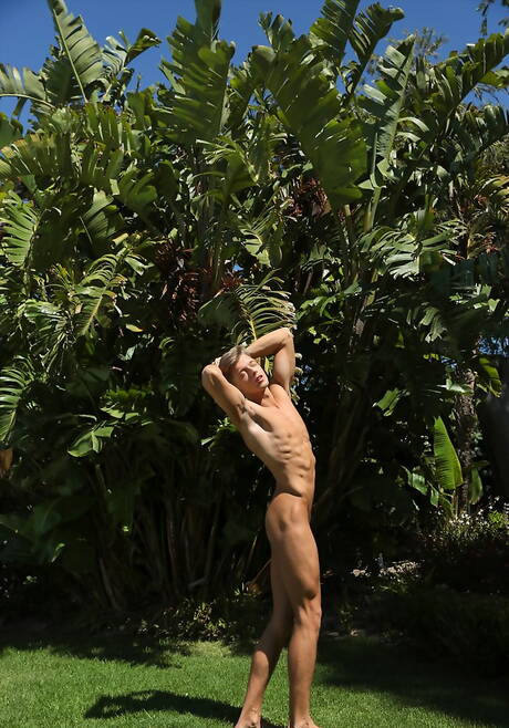 El checo Christian Lundgren muestra un cuerpo perfecto al aire libre