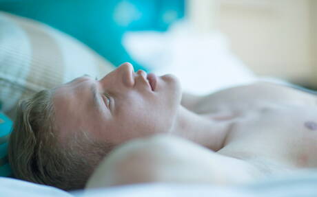 帥哥 Nico Bianchi 赤身裸體，露出臀部