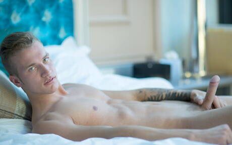 帥哥 Nico Bianchi 赤身裸體，露出臀部