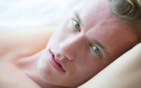 帥哥 Nico Bianchi 赤身裸體，露出臀部