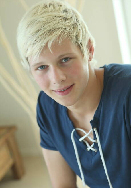 Stud Lars Nielsen undressing and showing his ass