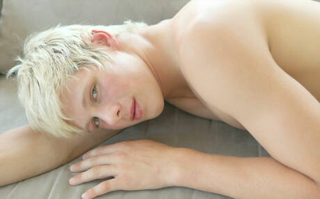 Lo stallone Lars Nielsen si spoglia e mostra il suo culo