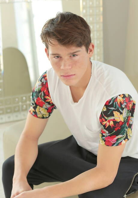 Der harte Kerl Archie Keynes zieht sich aus und zeigt seinen Hintern