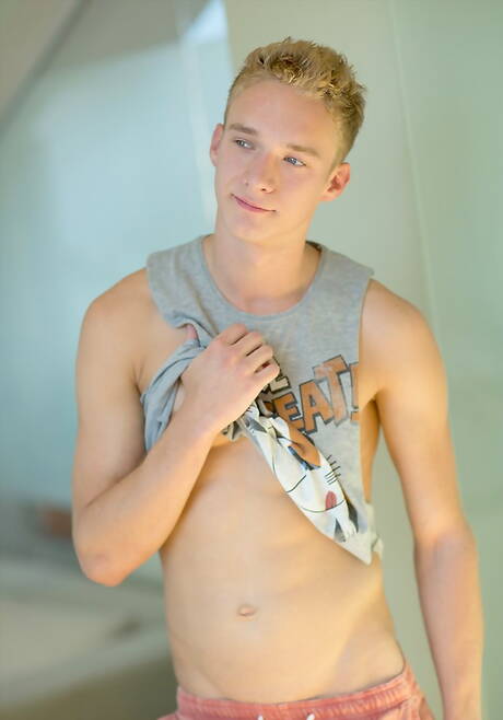 Il duro Jasper Leigh si spoglia e mostra il suo bel culo