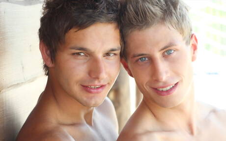 Zwei tschechische Typen, der muskulöse Jack Harrer und der muskulöse Marc Ruffalo, in einer Blowjob-Szene im Freien