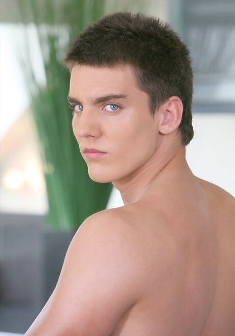 De goed gebouwde Rufus Lecoeur poseert naakt en laat zijn mooie kont zien in de keuken