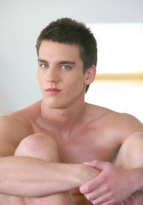 De goed gebouwde Rufus Lecoeur poseert naakt en laat zijn mooie kont zien in de keuken