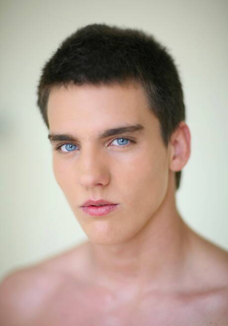 De goed gebouwde Rufus Lecoeur poseert naakt en laat zijn mooie kont zien in de keuken