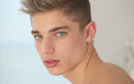 El bombón Roland Curtis muestra un cuerpo perfecto