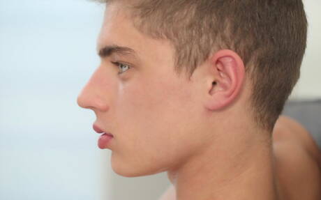 El bombón Roland Curtis muestra un cuerpo perfecto