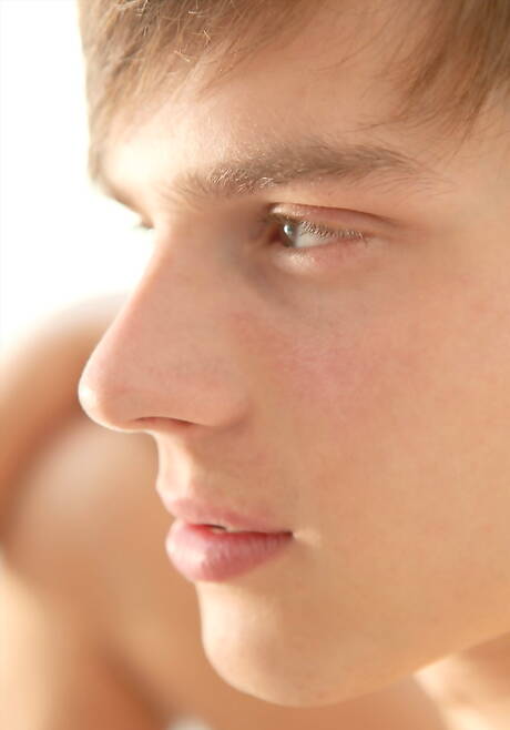 Der tschechische Kraftprotz Cameron Buirski posiert nackt und zeigt seinen Hintern