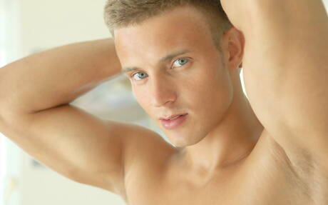 El galán Patrick Rogan muestra un cuerpo fornido