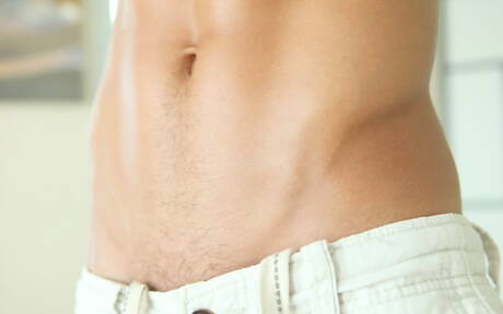 El galán Patrick Rogan muestra un cuerpo fornido