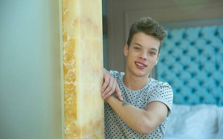 捷克年輕男孩 Tommy Poulain 脫衣服並露出性感的屁股