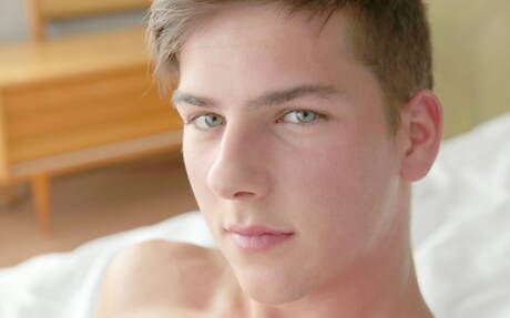 Przystojniak Wayne Taub rozbiera się i pokazuje ładny tyłek