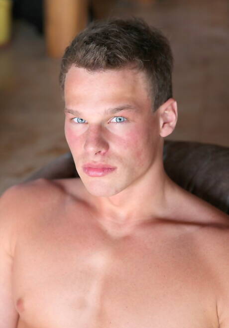 Czech pretty boy Ronny Lamarr suck the cock