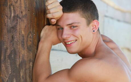 Bodybuilder Aiden Quinn posing nude and showing his butt outdoor