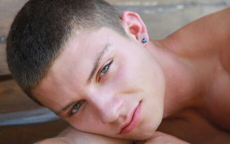 Bodybuilder Aiden Quinn posing nude and showing his butt outdoor