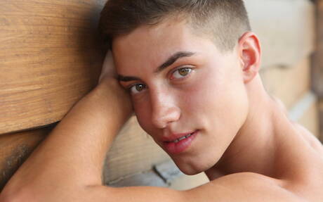 El galán húngaro Joel Birkin muestra un cuerpo musculoso al aire libre