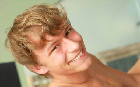 Il bel ragazzo ceco Andy Mcallister mostra un corpo perfetto