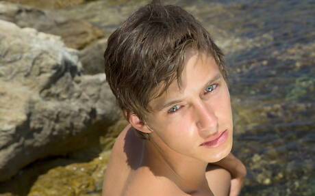 Der schöne Tscheche Bastian Dufy posiert nackt und zeigt seinen Hintern am Pool