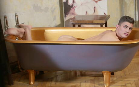 Kulturysta Derek Jenkins pozuje nago i pokazuje gorący tyłek w wannie