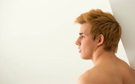 Bull Andy Smith zieht sich aus und zeigt seinen knackigen Hintern