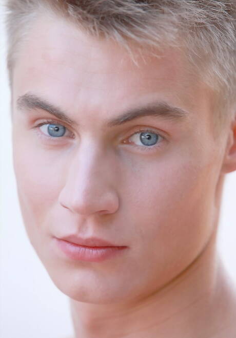 El semental checo Torsten Ullman posa desnudo y muestra su culo caliente al aire libre