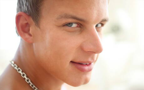 捷克硬漢盧克哈米爾在廚房裸體擺造型，秀出性感臀部