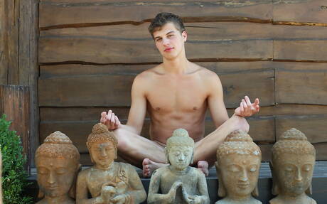 斯洛伐克小鮮肉Dylan Maguire在戶外裸體秀出性感臀部