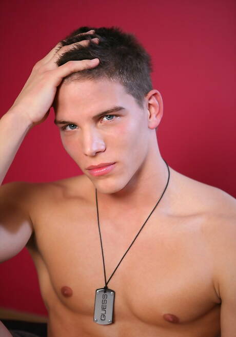 Bodybuilder Andrew zieht sich aus und zeigt heißen Hintern