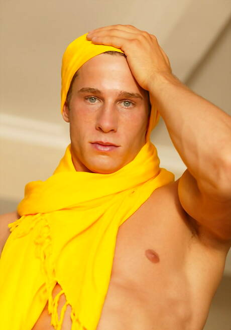 El chico duro Yves Carradine se desnuda y muestra su trasero caliente al aire libre