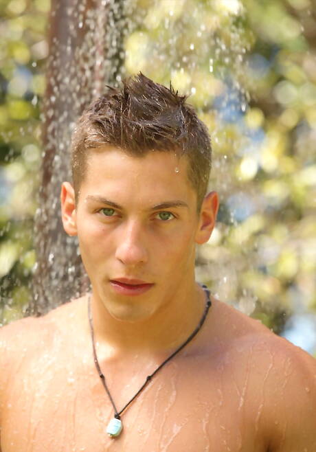 헝가리의 육감적인 짐 케루악이 뜨거운 샤워실에서 자위를 한다